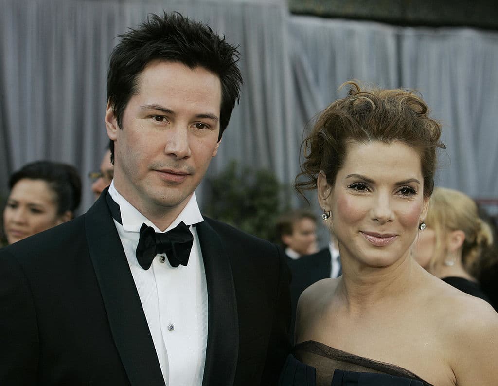 Hollywood, UNITED STATES: Actor Keanu Reeves(L) and actress Sandra Bullock arrive 05 March, 2006, for the 78th Academy Awards to be presented at the Kodak Theater in Hollywood, California. AFP PHOTO/JEFF HAYNES (Photo credit should read JEFF HAYNES/AFP via Getty Images)