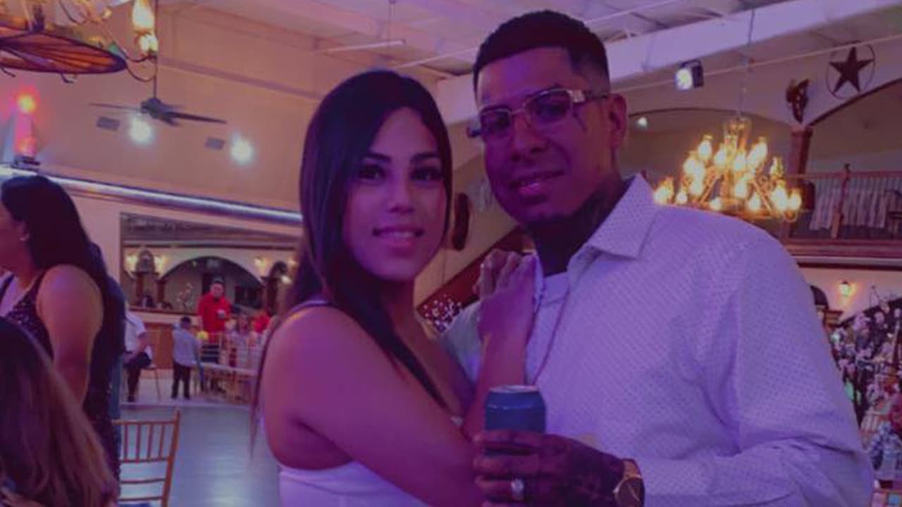 Eran las 4 de la mañana y Banuelas no pudo acompañar a su esposo al hospital para no dejar a sus gemelas, de 8 meses, y a su abuela solas. Ramos fue sometido a la prueba de 
<b><a href="https://www.univision.com/local/houston-kxln/condado-harris-gana-demanda-gobernador-texas-uso-mascarillas">coronavirus</a></b> y resultó positivo. Al conocer la noticia la familia completa se hizo la prueba de 
<b><a href="https://www.univision.com/local/houston-kxln/covid-19-camas-disponibles-hospitales-houston">covid-19 y </a></b>también resultaron contagiados.