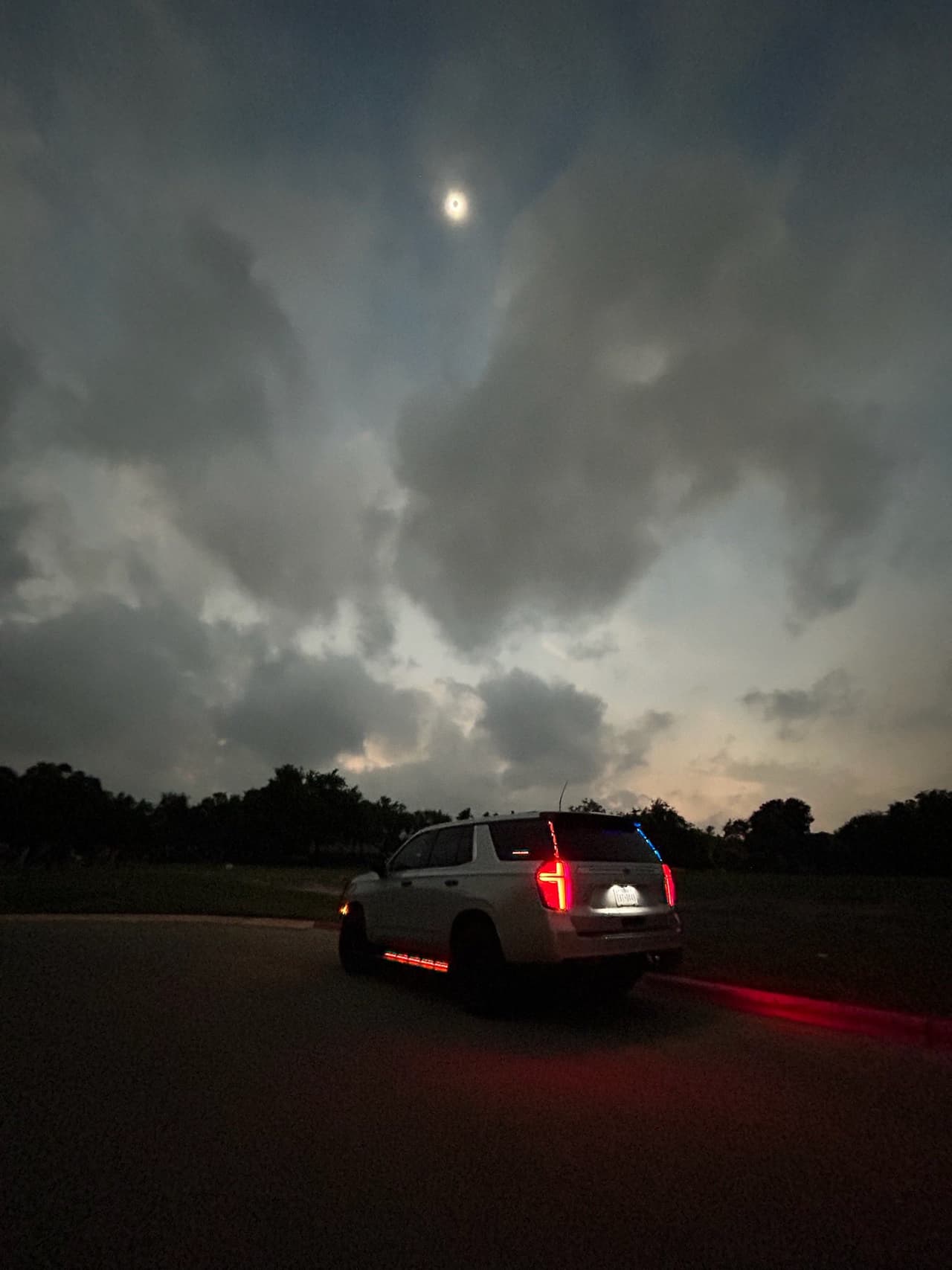 En esta imagen, el eclipse puede apreciarse sobre una patrulla de la Policía de Cedar Park, donde también se vio una gran porción del eclipse solar total.