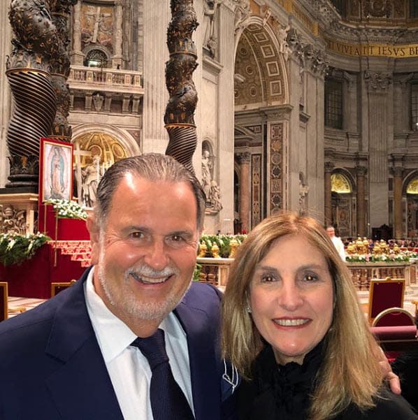 "La amiga de ella tenía un bote, salíamos los domingos. No le puse mucho caso de verdad como por varios meses, éramos amigos. Hasta que un día le tomé una foto flotando en el agua y cuando revelé la foto me di cuenta que tenía senos grandes y la invité a comer", confesó Raúl a Maity Interiano en Despierta América.