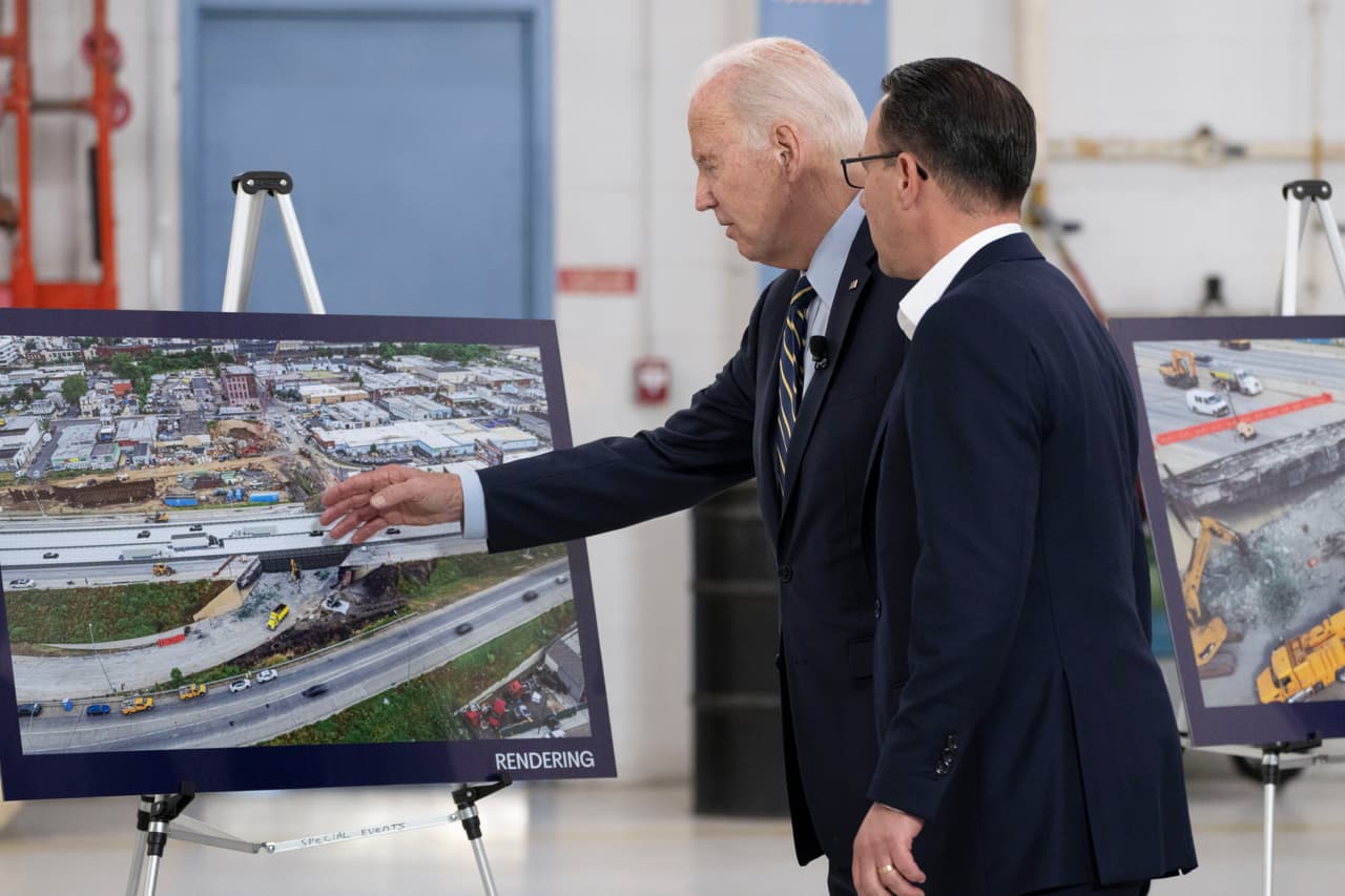 El presidente Joe Biden acompañado por el gobernador de Pensilvania Josh Shapiro, a la derecha, mira imágenes de una sección colapsada de la Interestatal 95, en Filadelfia, el sábado 17 de junio de 2023.