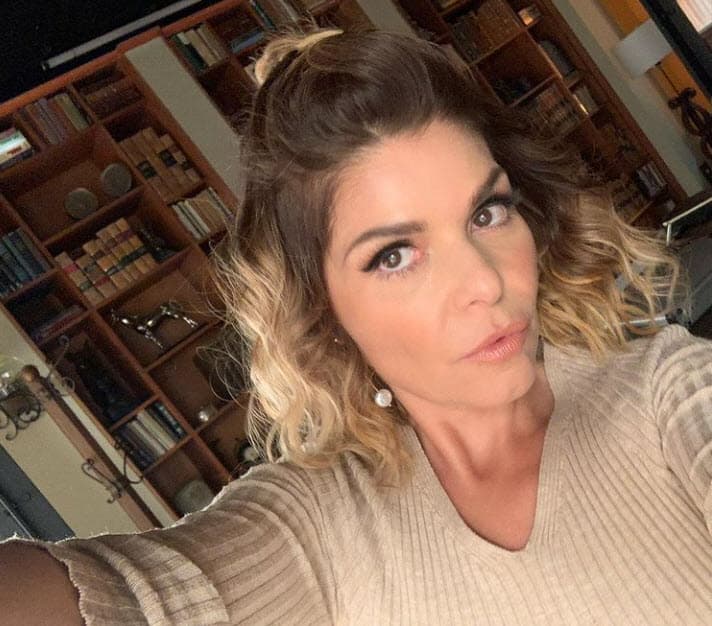 Los actores se conocieron en el Centro de Educación Artística de Televisa (CEA): "No nos hablábamos […] Él tenía sus novias, era formal, sí era muy mujeriego, pero formal, 
<b>yo jamás lo veía como hombre, nada, ni él a mí tampoco, jamás nada</b>". 
<br>