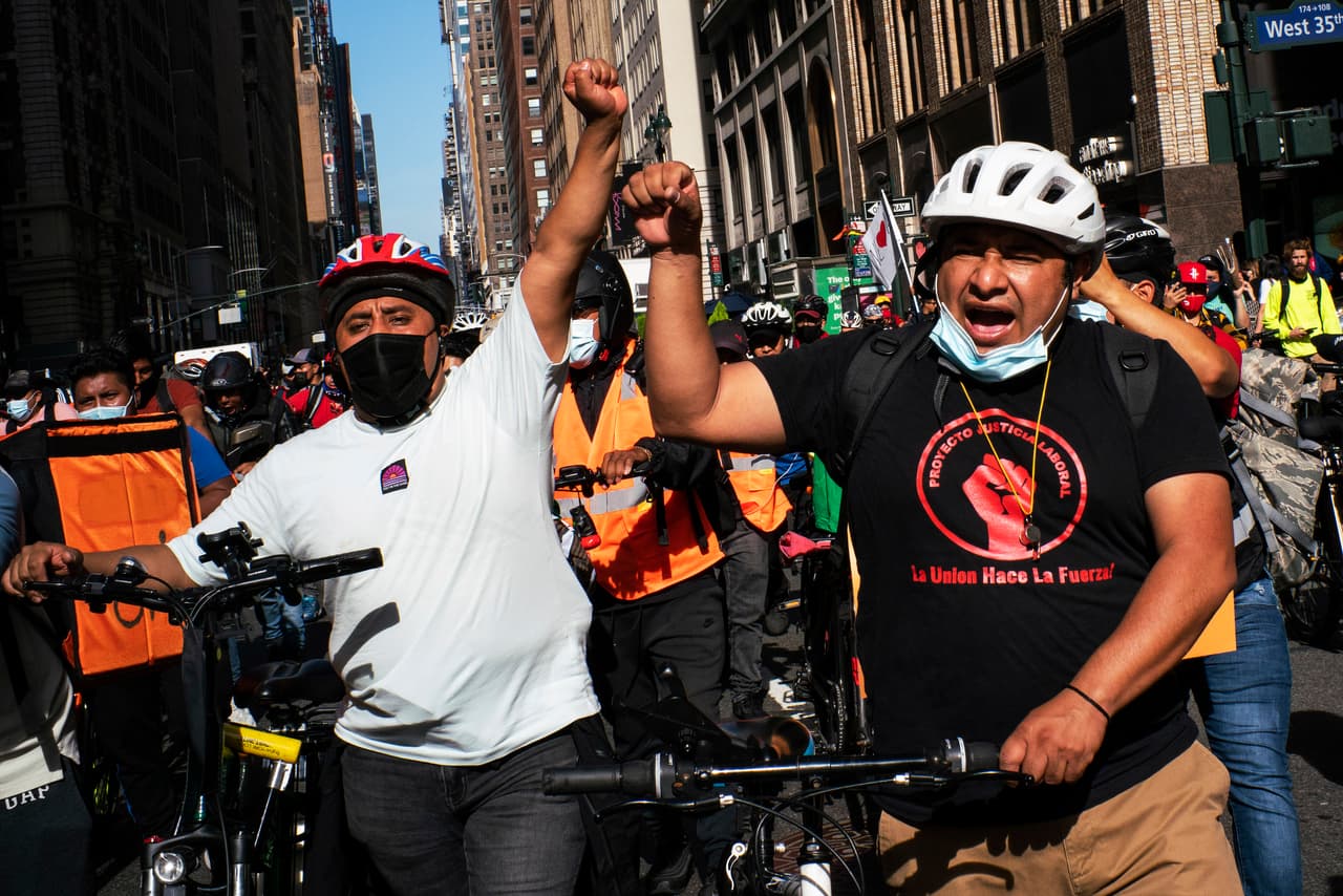 "Se encuentran en una situación precaria porque nadie quiere hacerse responsable de ellos. Esto les deja en el limbo, desamparados”, dijo Guallpa. Las bicicletas eléctricas, que son legales en la ciudad, son el método de transporte más común que usan los repartidores.
<br>