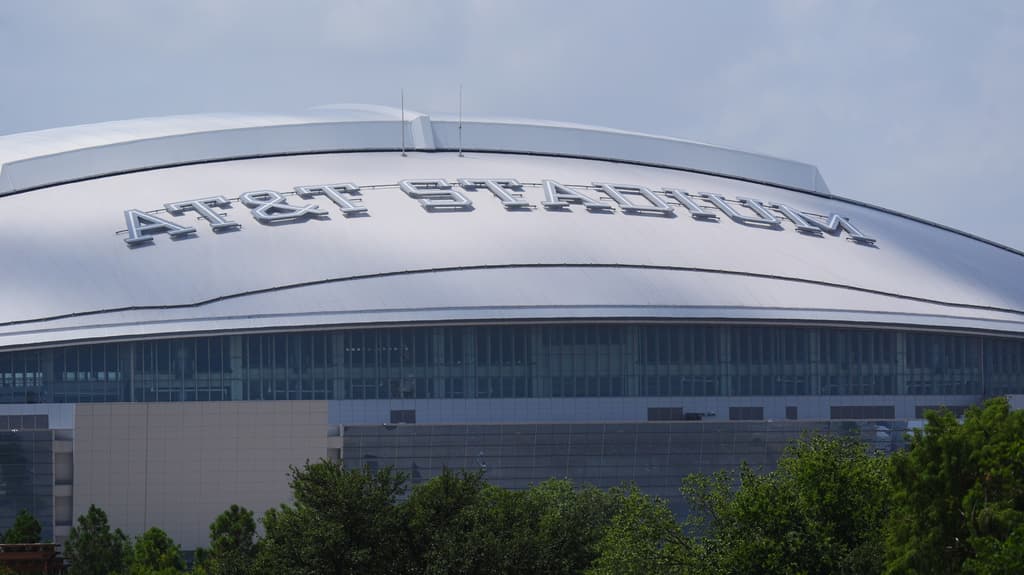 El primer partido del Mundial de Fútbol celebrado en el AT&T Stadium, mientras se daba a conocer como el Dallas Stadium, fue el 14 de junio, entre las selecciones de los Países Bajos y Japón.