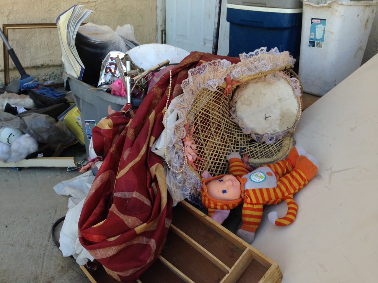 Juguetes abandonados dan cuenta de la presencia de niños en la propiedad.