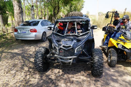 Toda la historia del video en una historia real, la del empresario avecindado en Estados Unidos desde su infancia, Juan Carlos Ruvalcaba, quien acudió a la grabación y no dejó pasar la oportunidad de correr un 'racer' al lado del líder de Los Tucanes de Tijuana.