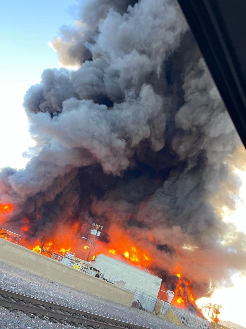 Las llamas se extendieron a otro vehículo cercano provocando una pequeña explosión, la cual las autoridades creen fue ocasionada por el tanque de combustible de la unidad.