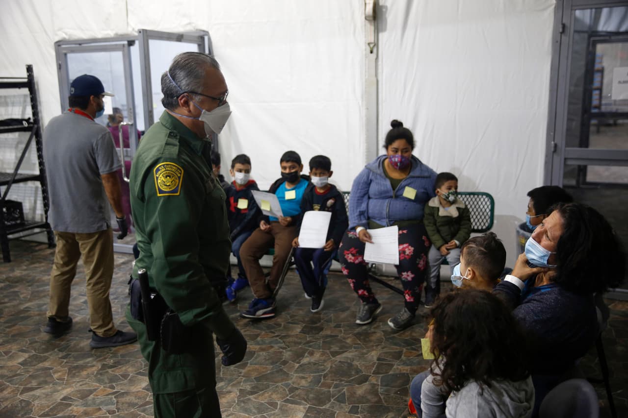 Enfermeros también 
<a href="https://www.univision.com/noticias/inmigracion/el-trauma-de-los-ninos-que-fueron-separados-de-sus-padres-en-la-frontera">hacen pruebas psicológicas</a>, y les preguntan a los menores si han tenido pensamientos suicidas. Las agujetas de los zapatos son retiradas para evitar que alguien se haga daño.