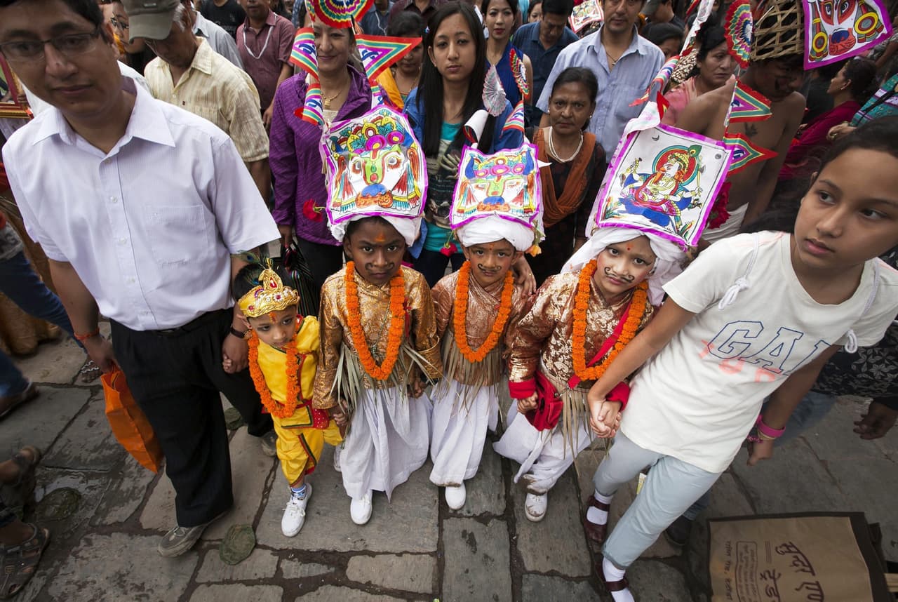 <b>‘Gai Jatra’</b>
<br>
<br>También conocido como ‘festival de las vacas’, es una tradición en donde se rinde homenaje a los ancestros en Nepal.
<br>
<br>Según un reportaje de la agencia EFE, la costumbre consiste en que aquellos que han perdido a un ser querido deben recorrer las calles con una vaca, o con un niño disfrazado de vaca si no tienen una.
<br>