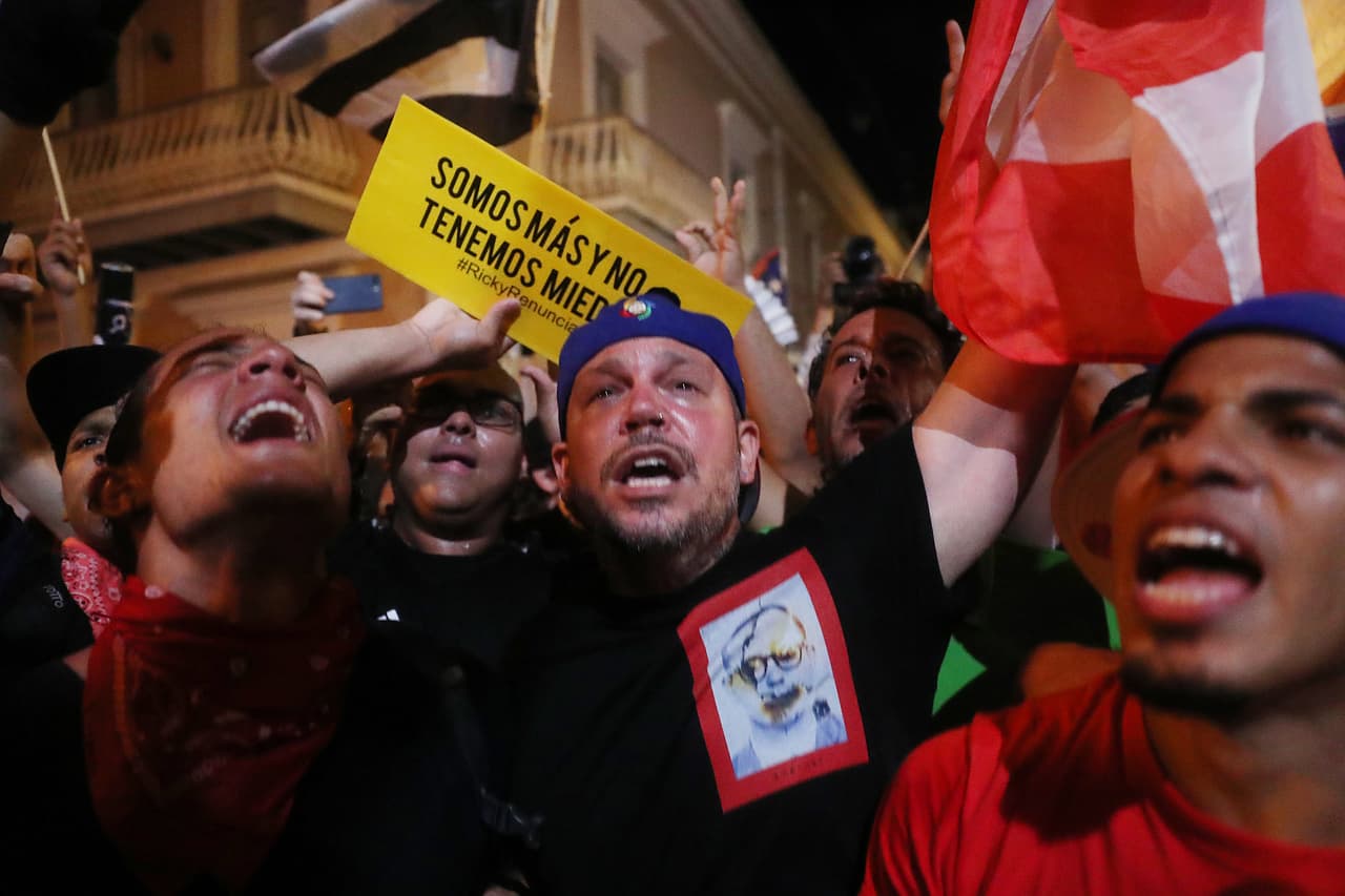 El cantante 'Residente' fue uno de los que se apersonó en la protesta para exigir la renuncia de Rosselló. Se mantiene la convocatoria realizada este martes por el rapero de una manifestación masiva este jueves en el distrito financiero de San Juan a la que también asistirán otros interpretes.