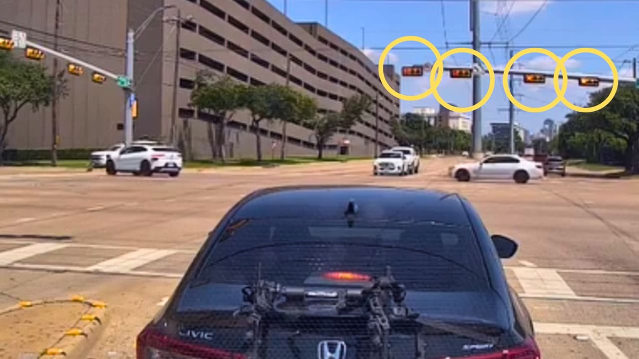 Waymo explica por qué un robotaxi cruzó una luz roja en Dallas