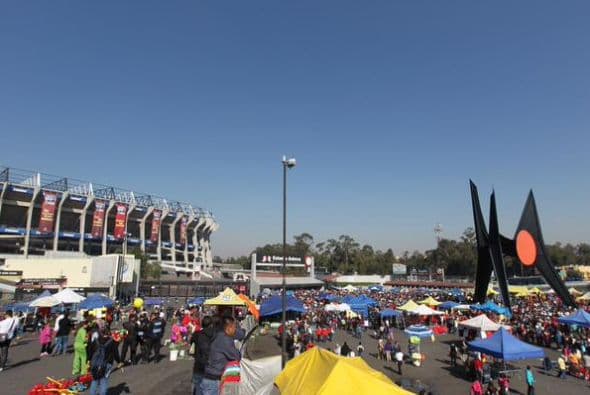 Miles de seguidores de Roberto Gómez Bolaños le hicieron honores al fallecido comediante disfrazándose. Fotos: Twitter