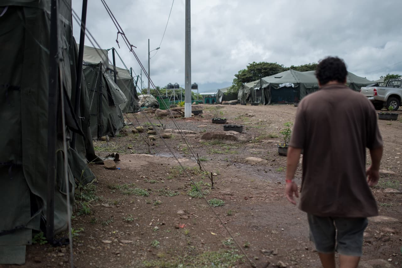 En el Catem norte de Costa Rica, la mayoría de los nicaragüenses refugiados son campesinos del centro y norte de Nicaragua, quienes huyeron ante la persecución paramilitar. Estos campesinos fueron curtidos durante la guerra de la Contra en la década de los 80 y hoy creen que la única manera para “sacar a Daniel Ortega del poder” es a través de las armas. "Hicimos marchas, barricadas y Daniel Ortega nos respondió con fusiles de guerra", dijo uno.