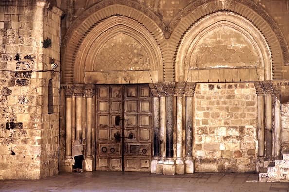 Una devota reza frente a la iglesia cerrada. El miércoles las autoridades cerraron la iglesia. El número de visitantes había disminuido drásticamente en las últimas semanas.
<br>