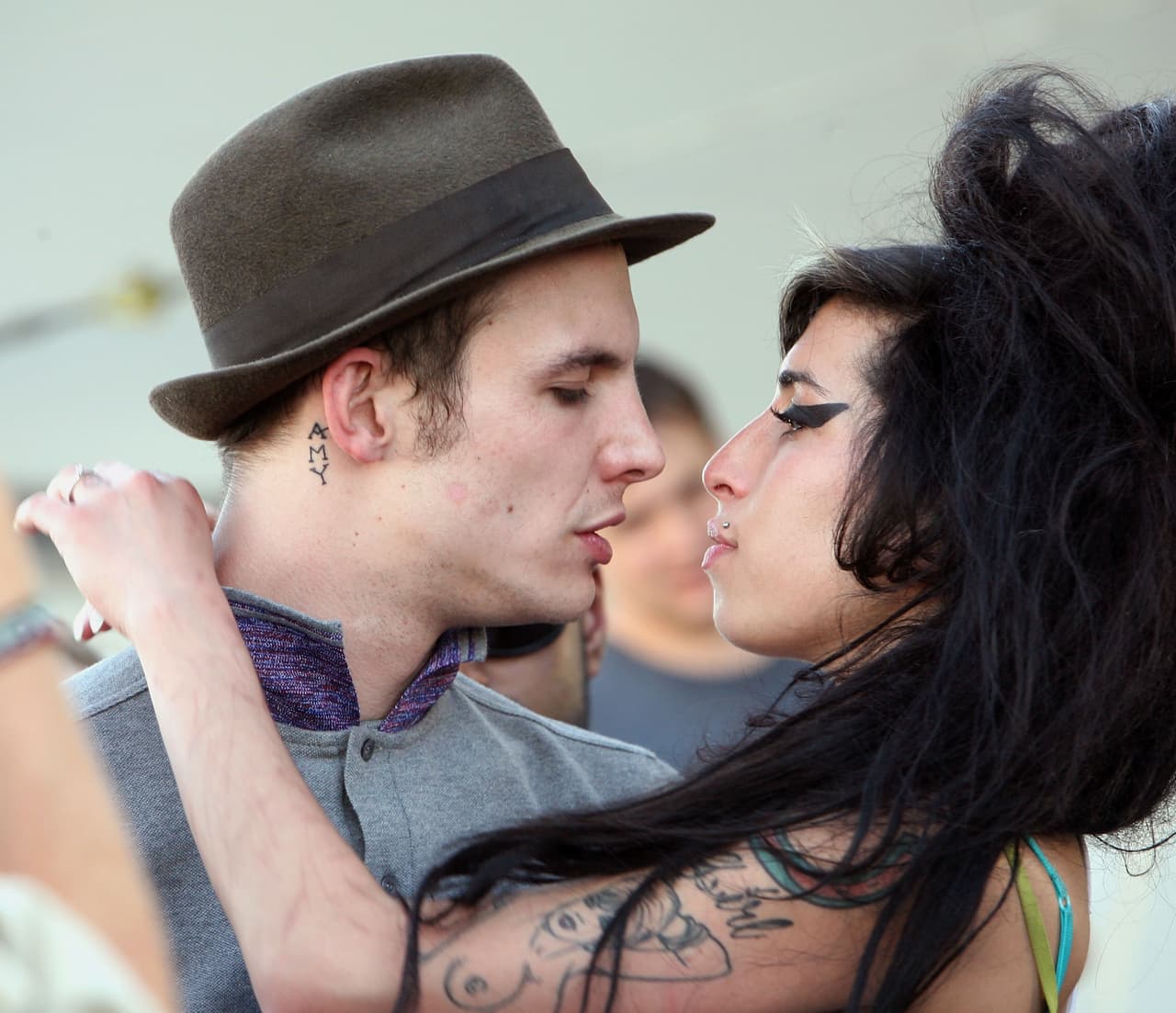 La multigalardonada artista comenzó luego de su álbum debut una relación con el asistente de videos músiales Blake Fielder-Civil. La relación entre esta pareja fue 
<a href="https://www.biography.com/musician/amy-winehouse" target="_blank">descrita</a> como intermitente y abusiva, al punto que Winehouse denunció haber sido víctima de 
<a href="https://www.univision.com/temas/violencia-domestica">agresiones físicas</a>.