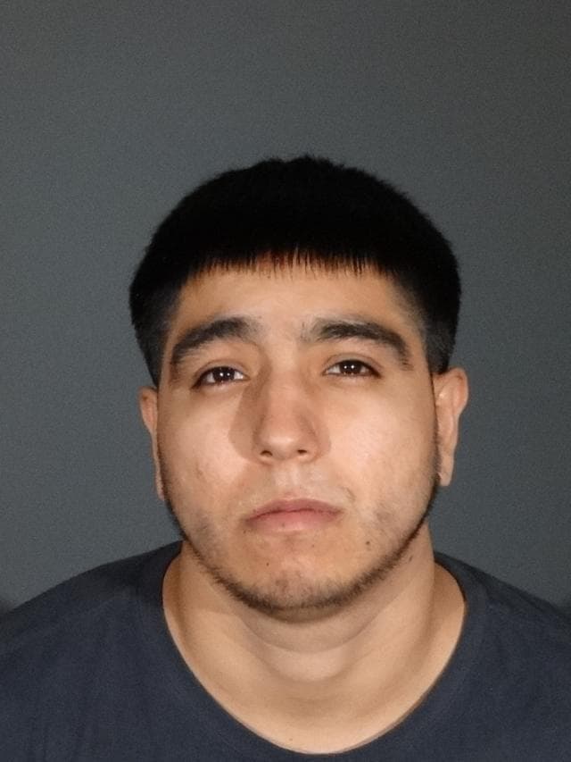 <h3 class="cms-H3-H3">Geovanny Rivera Velázquez</h3>
<br>
<br>
<a href="https://www.dea.gov/fugitives/geovanny-rivera-velazquez" target="_blank">Nacido en 1995</a>, Rivera es buscado por la agencia por poseer fentanilo y tener la intención de distribuir la droga. 
<br>
<br>El último domicilio conocido del fugitivo es Los Ángeles, California. 
<br>
<br>