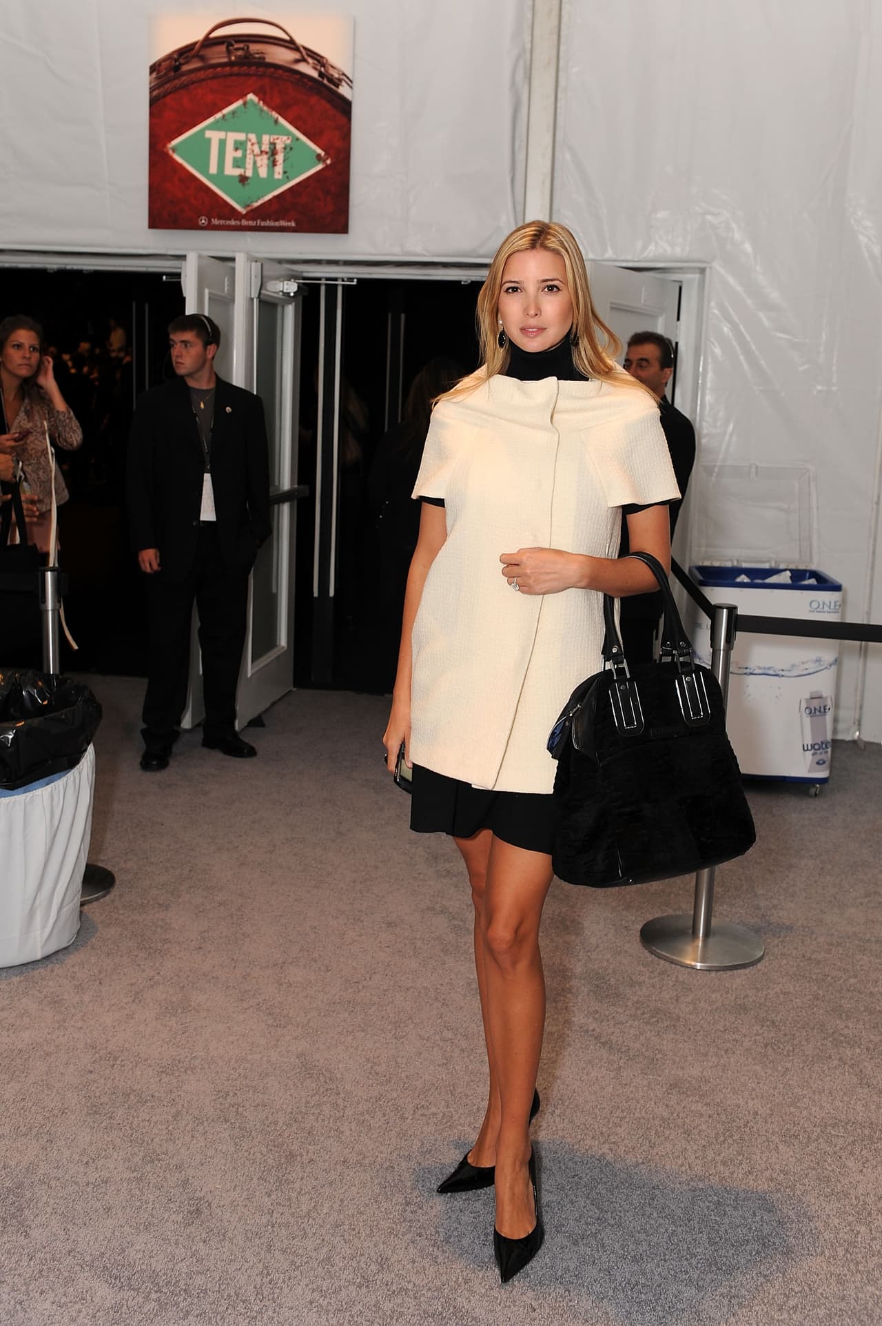 Para el 2010 era común que los fotógrafos retrataran a Ivanka tras bambalinas de los desfiles.