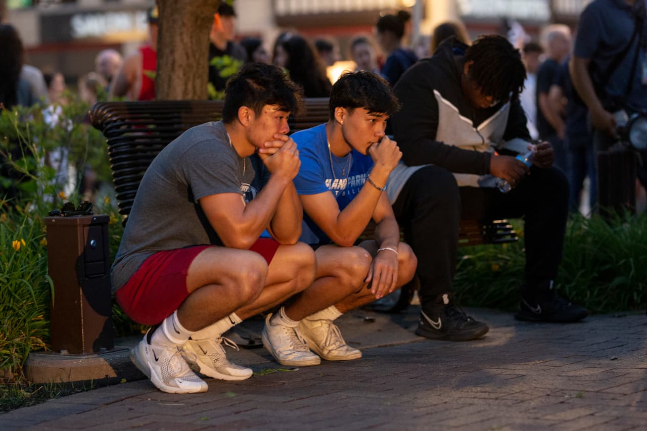 Otra gráfica de la vigilia de este 5 de julio en Higland Park en honor a las víctimas mortales del tiroteo. El presidente Biden ordenó que las banderas ondearan a media asta en los edificios públicos y en los puestos militares tras el tiroteo como "señal de respeto a las víctimas de los actos insensatos de violencia armada perpetrados en nuestro Día de la Independencia".