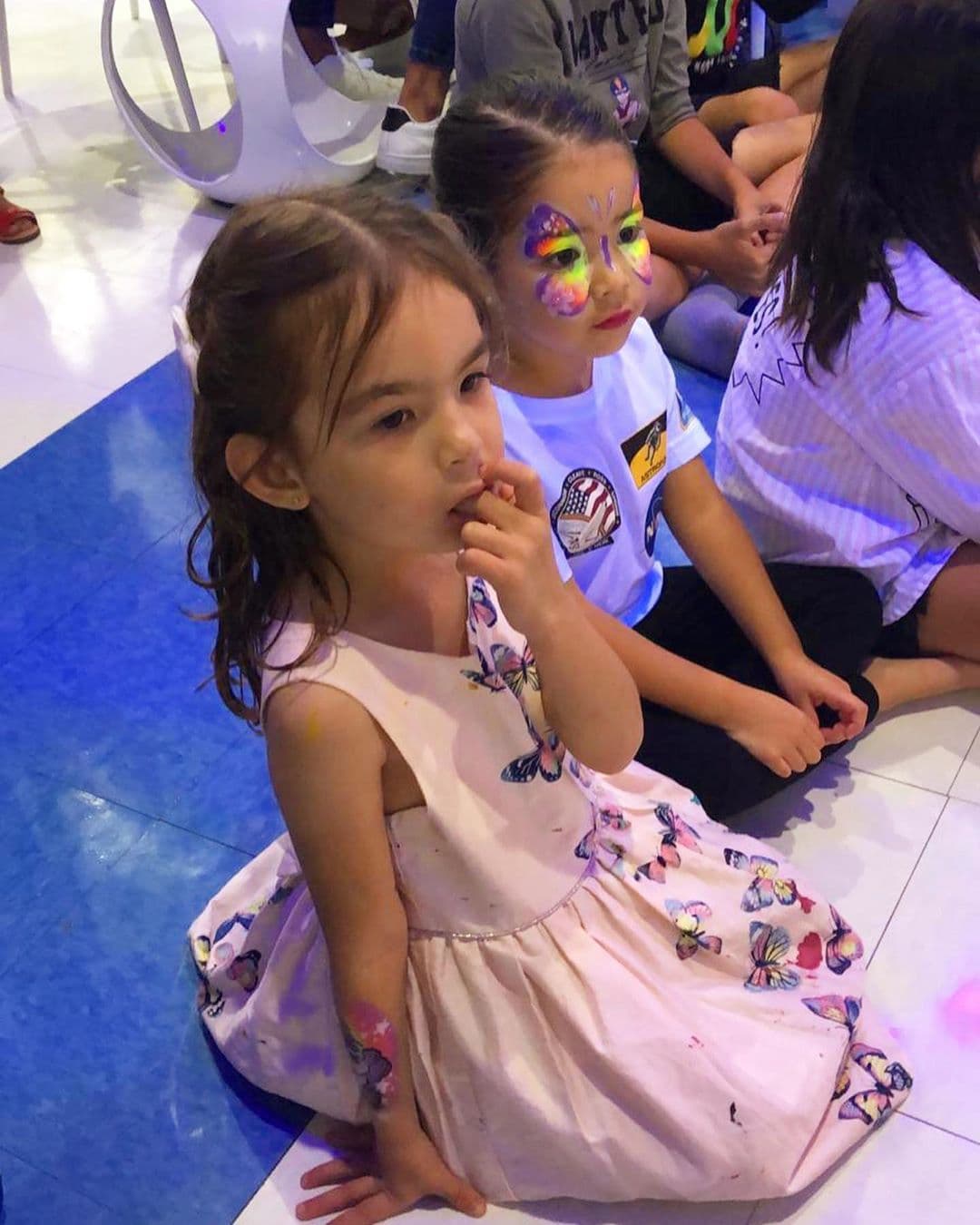 Liam también jugó y se divirtió con los hijos de los compañeros del medio de su mamá. Sin duda, una fiesta que Gael podrá revivir en unos años junto a la familia.
<br>