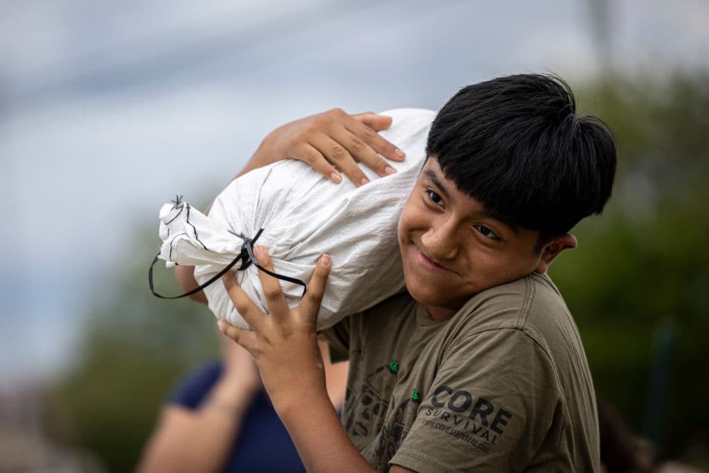Un niño carga un pesado saco de arena en Clearwater este miércoles 25 de septiembre.