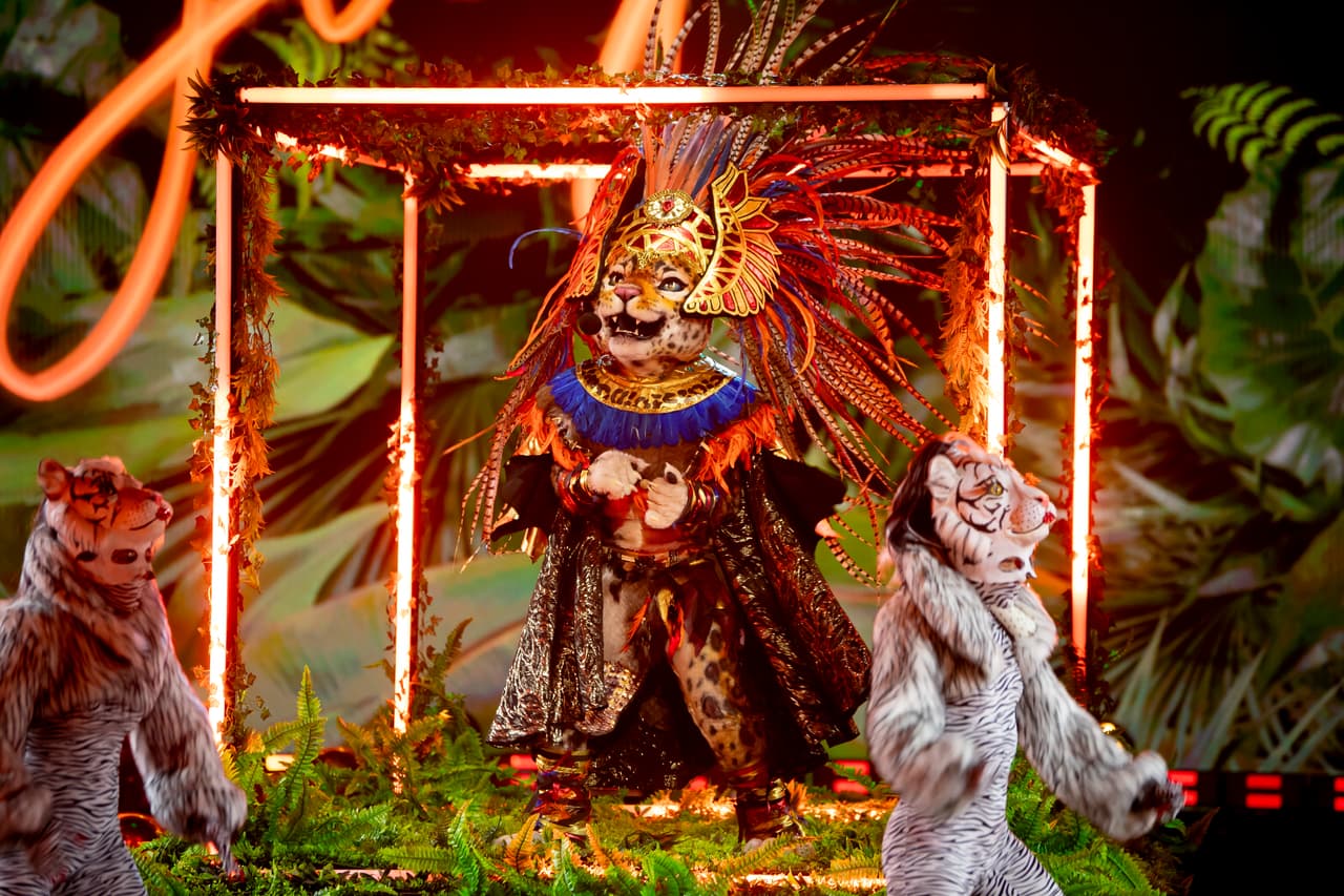 Jaguar cantó ‘Caraluna’ de Bacilos y después deesta última participación Martha Higareda señaló que detrás de este personaje estaba Luisito Comunica. Yuri siguió con su pronóstico de que es Miguel Layún. Juanpa Zurita dijo Werever Tumorro y Carlos Rivera que es Jaime Camil.
<br>