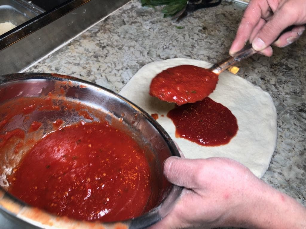 El otro ingrediente que caracteriza a la mejor pizza del mundo es la salsa napolitana al pomodoro, hecha con tomates italianos pelados.
