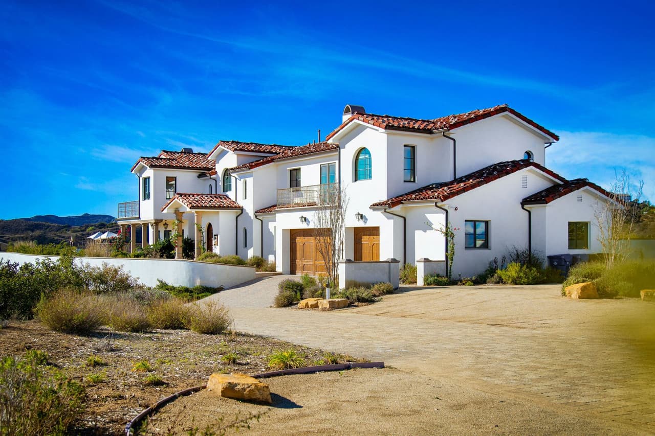 La propiedad de 5,853 pies cuadrados, que cuenta con diez acres, se encuentra en un lugar privado cerrado y tiene vista a la montaña, informó la agencia The Grosby Group.