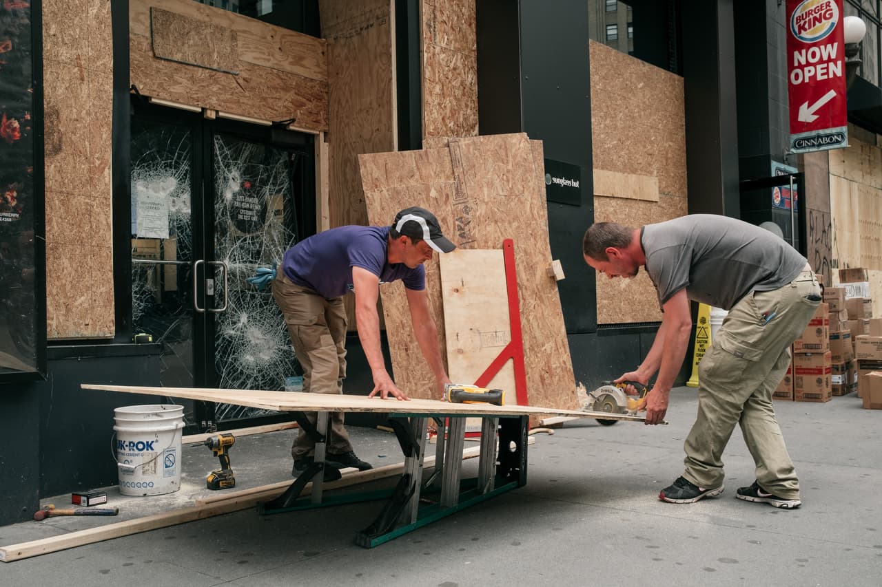 Los trabajadores limpian y cubren los daños a la icónica tienda de Macy 2 de junio, después de una noche de violentas protestas y saqueos en Manhattan. Los sacaqueadores están aprovechando las protestas por la muerte de George Floyd, un hombre negro desarmado asesinado por la policía en Minneapolis.