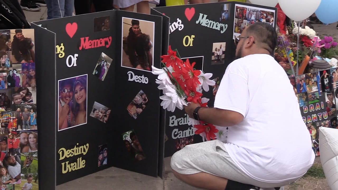 La vigilia se llevó a cabo en Seawall en la isla de Galveston. Entre lágrimas, los asistentes escucharon a los ponentes hablar de las cuatro víctimas y más tarde soltaron globos.