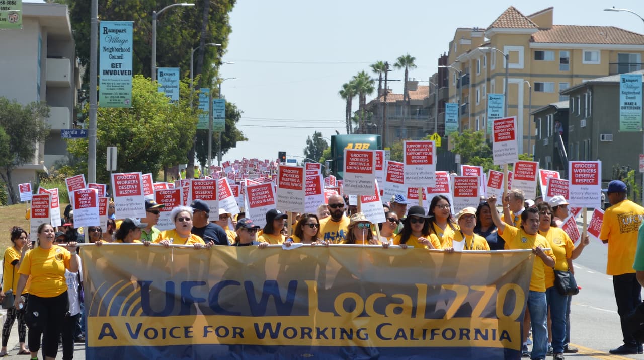 Empleados de supermercados marchan como ultimátum de huelga
