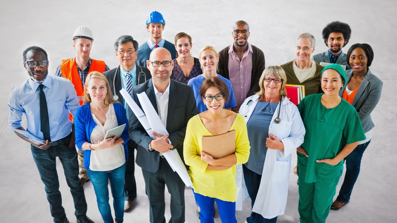 Texas es 
<b>uno de los estados que más empleo genera en Estados Unidos</b>. De acuerdo con la Comisión de Fuerza Laboral de Texas (TWC), 
<b>entre 2022 y 2032 se espera un crecimiento del 14.7% en el número total de empleos</b>. Sin embargo, no todos los sectores avanzarán igual: algunos se disparan con miles de oportunidades nuevas, mientras otros se mantienen estancados o incluso pierden terreno. En esta guía te explicamos, con datos oficiales y ejemplos concretos, 
<b>cuáles son las profesiones con más futuro en Texas y dónde están las oportunidades para hispanos.</b>