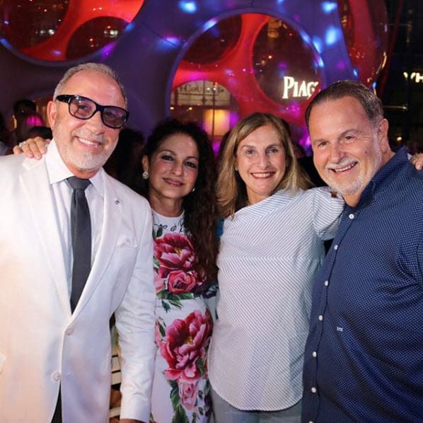 "Anoche en la fiesta de Gloria y Emilio 40 Aniversario. Felicidades a la pareja más querida y simple de la música. ¡Qué cumplan muchos más!", escribió El Gordo en su cuenta de Instagram.