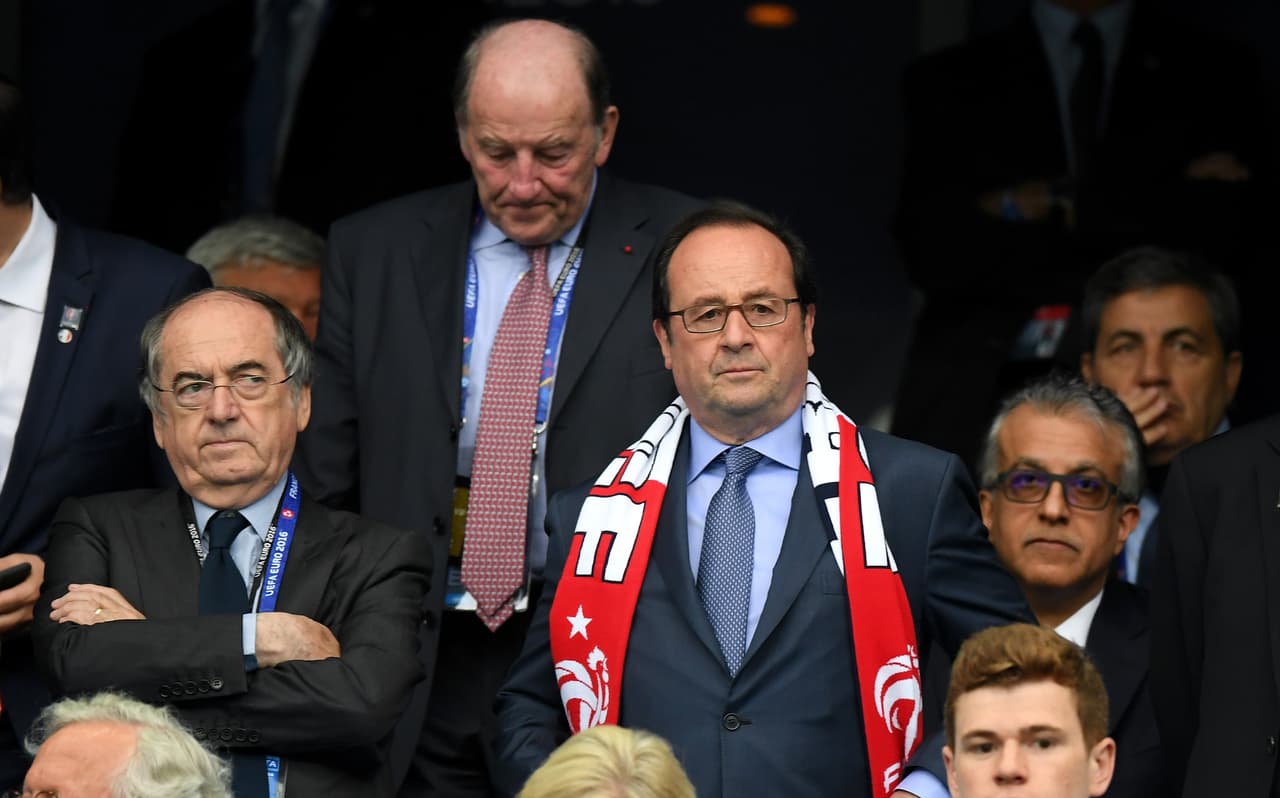 El canciller francés Francois Hollande tiene claro que no apoya al PSG y se dice que su respaldo está entre Mónaco y Marsella. Eso sí, su corazón está con el Red Star FC parisino de segunda división.