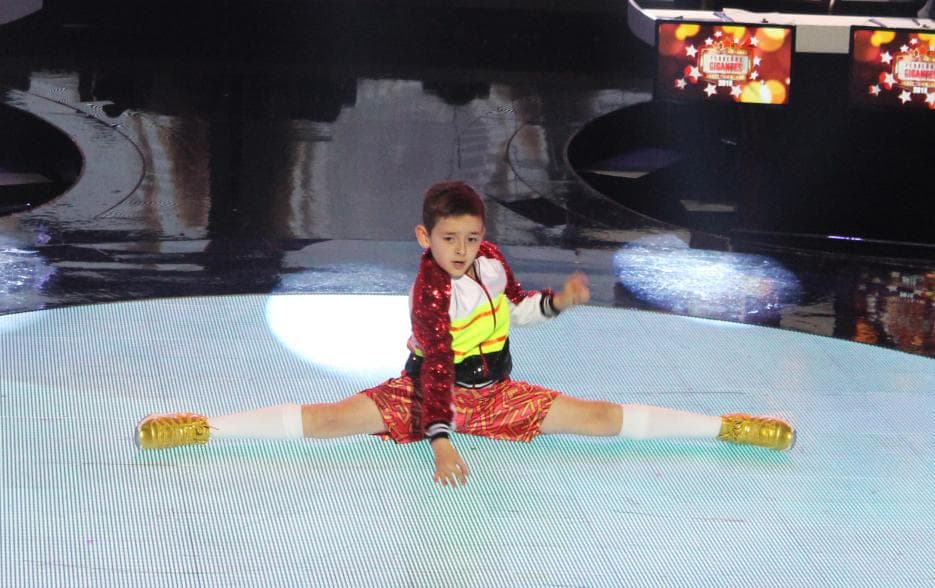 Otro de los grandes bailarines que estuvo en el escenario de Pequeños Gigantes fue Óscar, quien sorprendió con piruetas y las acrobacias en su coreografía al ritmo de 'Mi gente', de J Balvin.