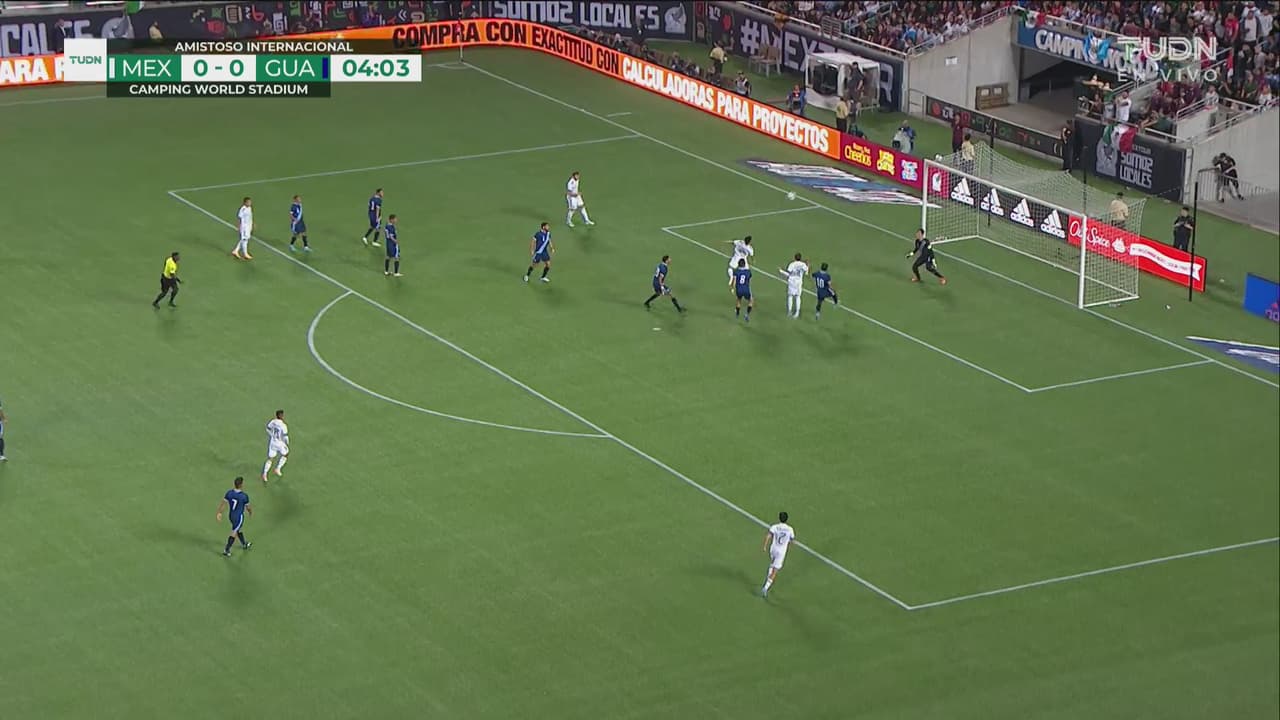 ¡Zendejas la gana y la desperdicia! Manda su cabezazo arriba