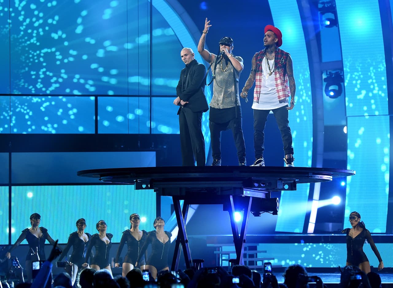 Otra de las intervenciones de Pitbull durante esta entrega número 15 de Latin GRAMMY fue a lado de Wisin y Chris Brown.