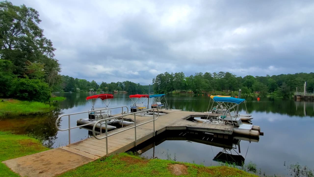 No se permite nadar en el lago, pero podrás rentar o traer tu propia embarcación para navegar.