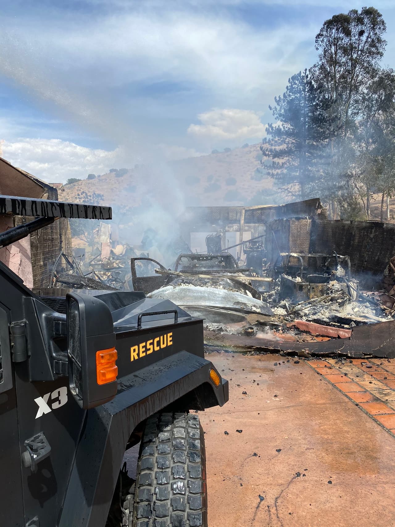 Agentes del Departamento de Misiones Especiales del LASD participaron en las labores para controlar la situación en la residencia del sospechoso, de quien no se ha confirmado la identidad.