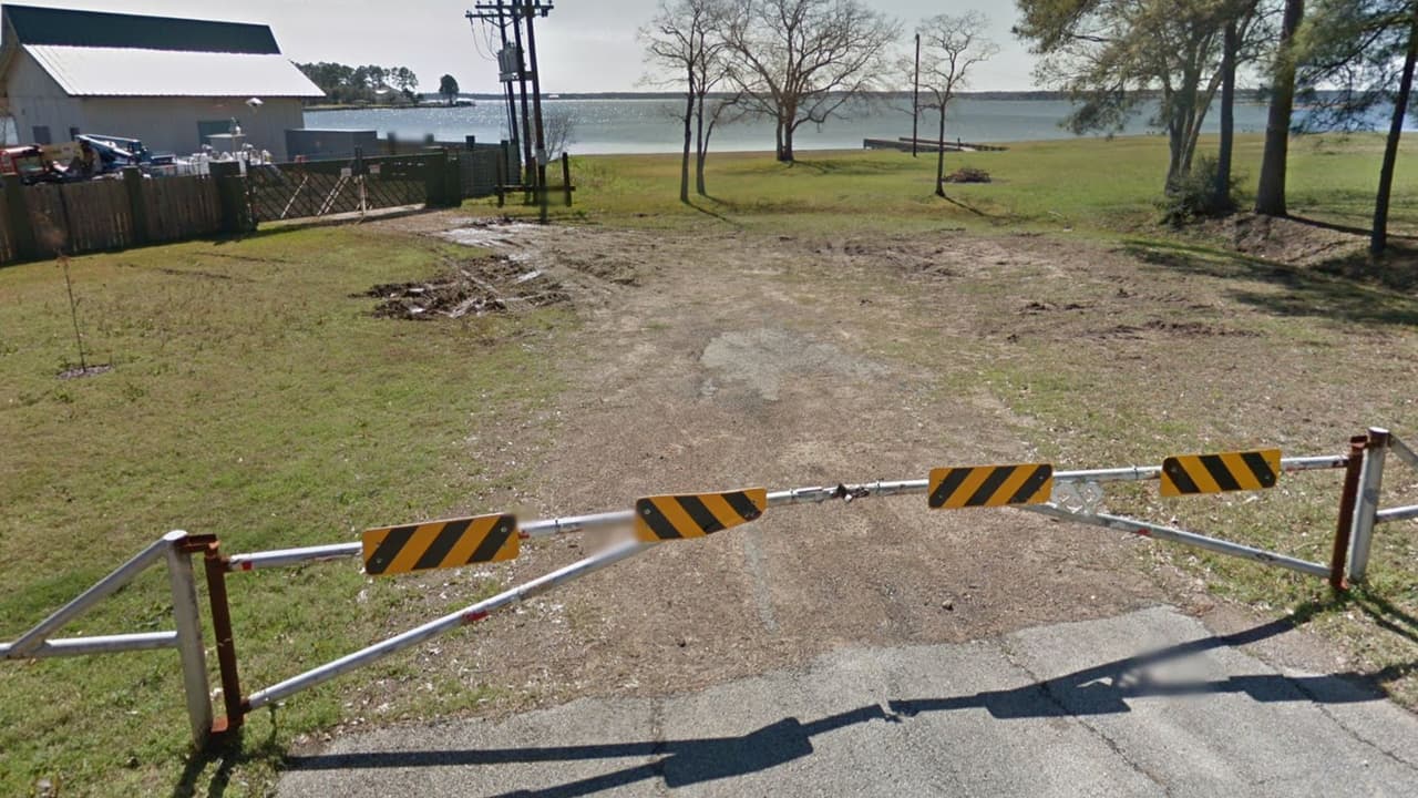 Rescatan a cuatro niños y ocho adultos de un barco que se hundía en el lago Conroe