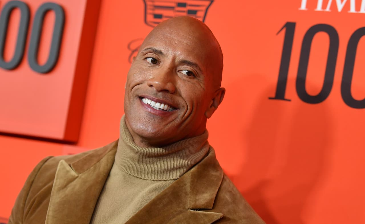 <b>Puesto 6: Dwaine Johnson, actor. </b>
<br>
<br>
<b>362.7 millones de seguidores en redes sociales.</b>
<br>
<br>
<a href="https://www.instagram.com/therock/"><u>Instagram</u></a>: 247 millones de seguidores.
<br>
<br>
<a href="https://twitter.com/TheRock"><u>Twitter</u></a>: 15.2 millones de seguidores.
<br>
<br>
<a href="https://www.tiktok.com/@therock?lang=en"><u>Tik Tok</u></a>: 36.9 millones de followers.
<br>
<br>
<a href="https://www.facebook.com/DwayneJohnson"><u>Facebook</u></a>: 58 millones de seguidores.
<br>
<br>
<a href="https://www.youtube.com/channel/UCBdw4dLCLLHmTgAOnW4V0hQ"><u>Youtube</u></a>: 5.6 millones de seguidores.
