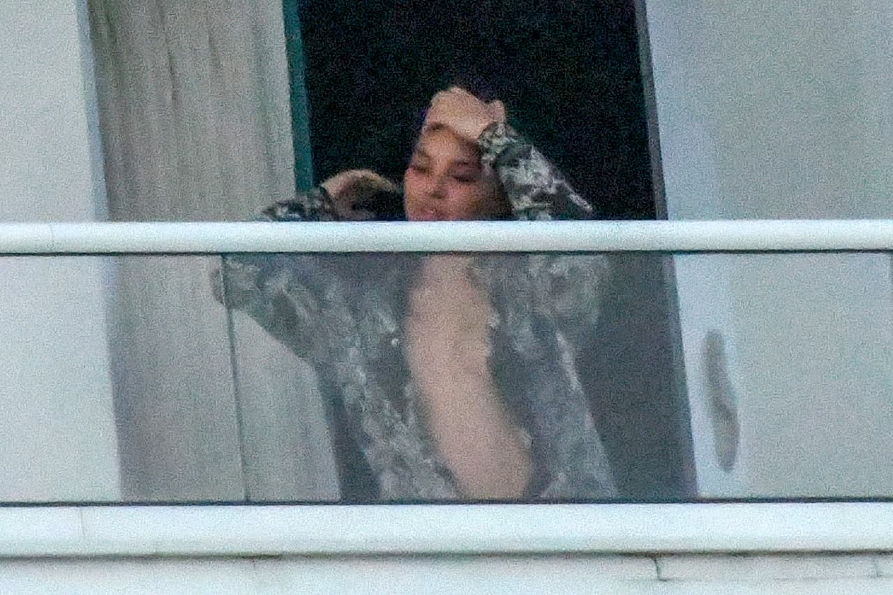 Las fotos fueron tomadas el pasado sábado 1 de enero y en un momento del día la mujer apareció sin sostén mientras salió al balcón, solo con lo que parecía ser una blusa encima. 
<br>