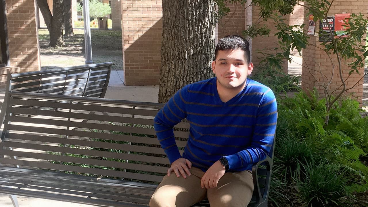 Seis días después de graduarse de secundaria, este hispano obtuvo su licenciatura en Administración de Empresas