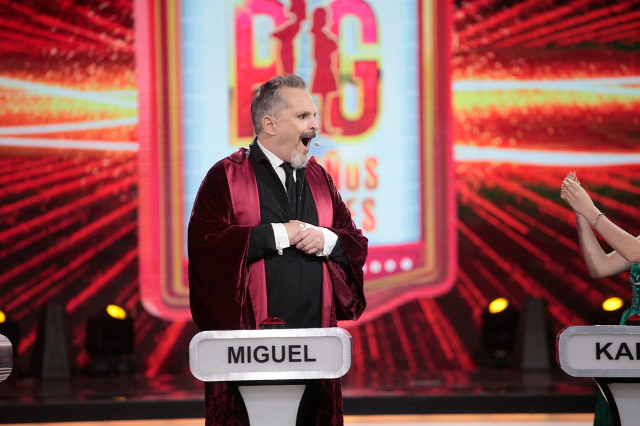 El primero en participar fue Miguel Bosé, quien además de haber oprimido el botón rojo con demasiado fuerza, dijo correctamente el nombre de tres Marías famosas: "María Félix, la Santa María y María José".