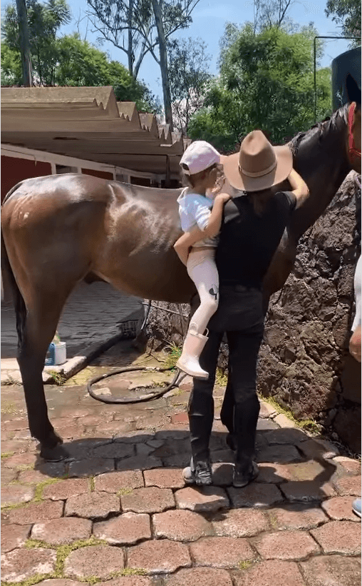 No obstante, parece que lo que más disfrutó fue la convivencia con caballos.