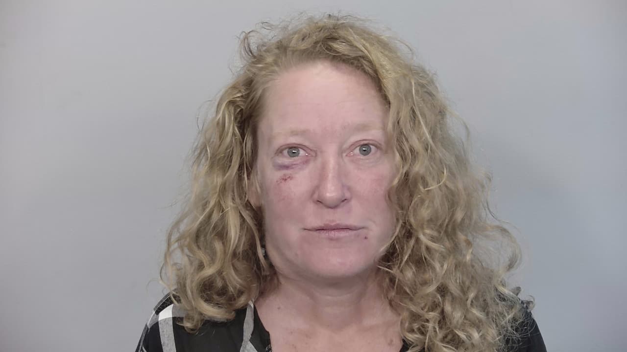 Mujer de 42 años es acusada de prender fuego a las sábanas de su novio de 24 años mientras duerme