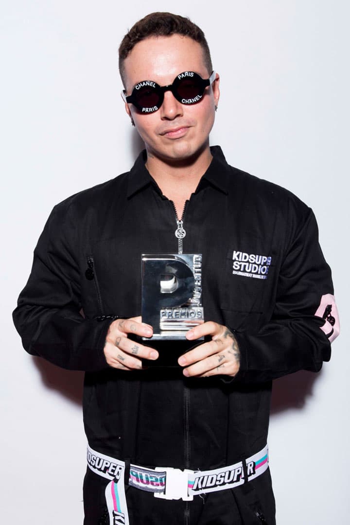 J Balvin posó para los retratos oficiales de Premios Juventud con su trofeo.