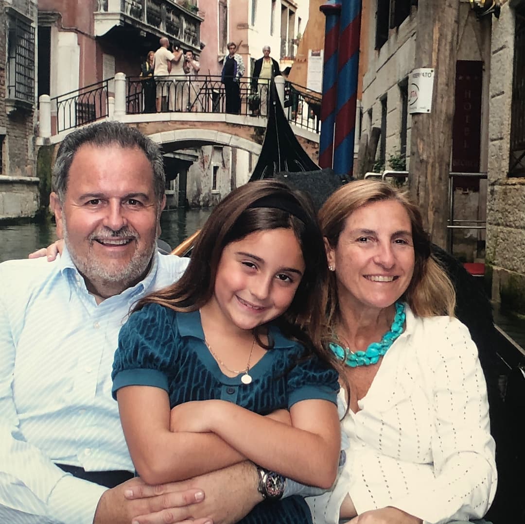 Aquí en otro de los viajes que la familia De Molina ha realizado por Europa y que el comunicador compartió en Instagram para celebrar los 18 años de su única hija.