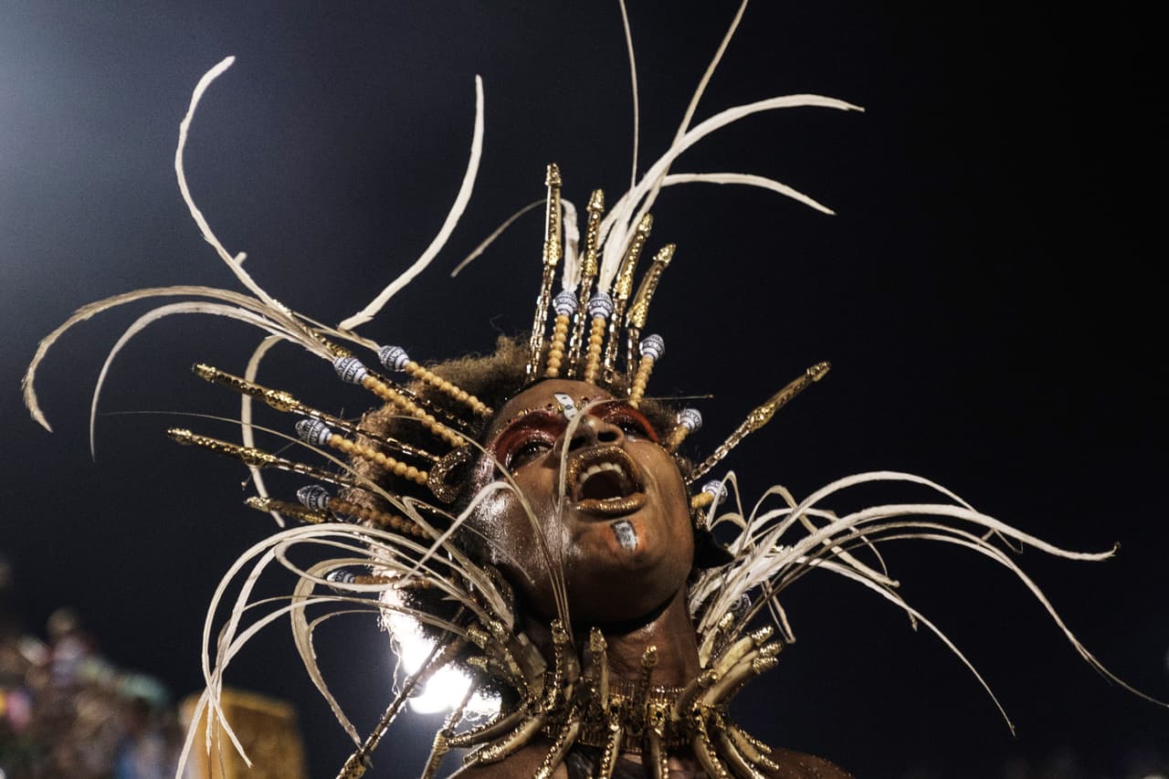 A pesar de que los trajes de los samberos dejan muy poco a la imaginación los desnudos no estás permitidos oficialmente.