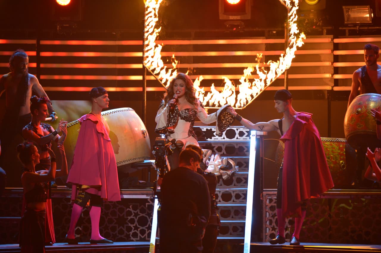 <b>2015</b>
<br>Chiquis Rivera debutó en Premio Lo Nuestro con el tema 'La malquerida' y una producción que incluyó hasta fuego.