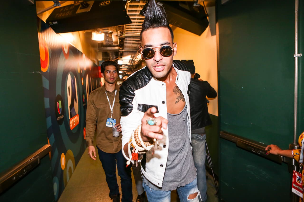 La extravagancia de Motiff invadió el backstage de Premios Juventud.